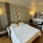 Nice Studio With Balcony Near The Eiffel Tower